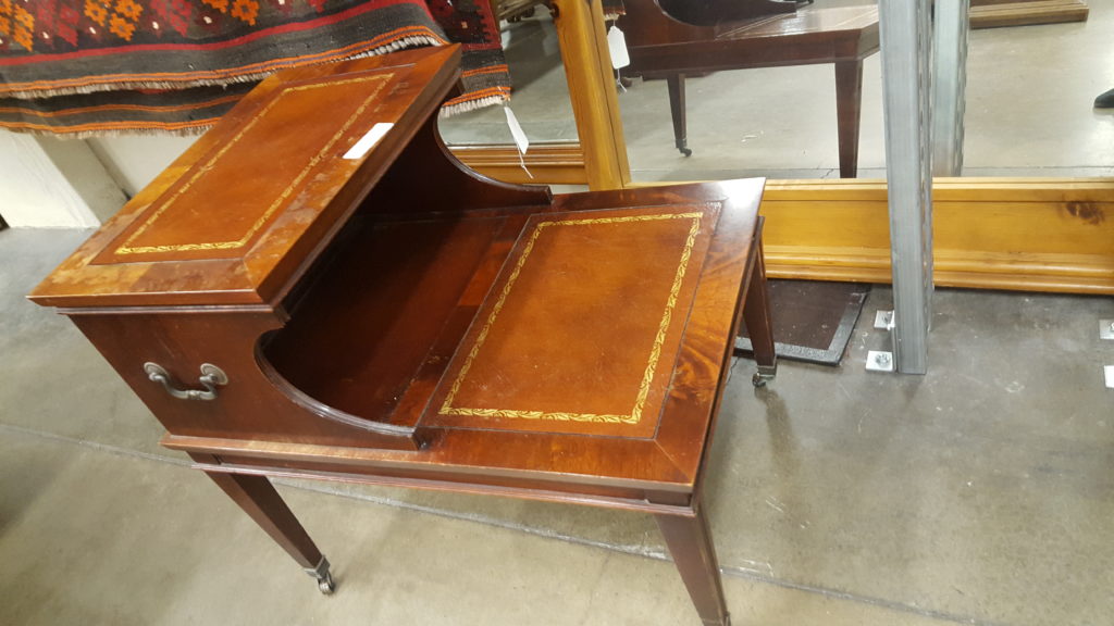 small desk on wheels