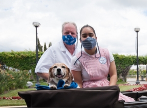 Huntington Hospital’s Pet-Assisted Therapy (PAT) Volunteers Spread Joy to Caregivers to Celebrate Hospital Week!