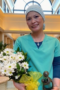 Jessy Lin holding the Daisy award