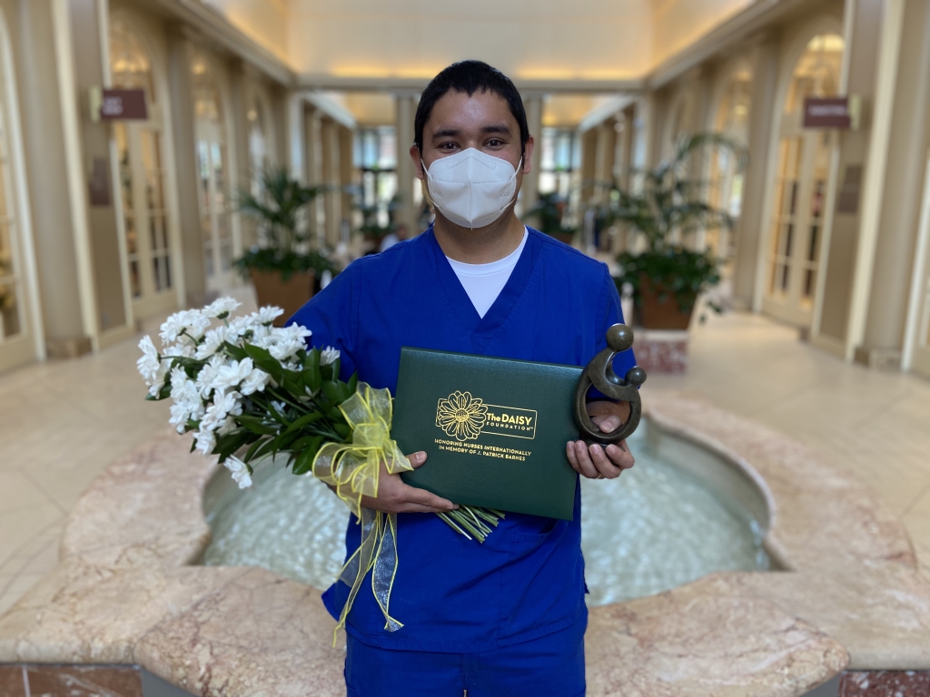 Manual Sosa Holding the Daisy award